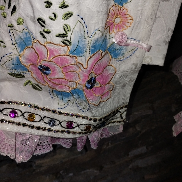 Soft white floral jacket with pink lace cuffs and hem, clasps in front - Picture 3 of 8